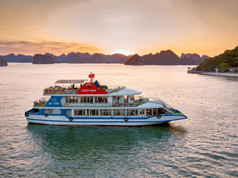 Cozy Bay Premium Cruise – Du thuyền Hạ Long 1 ngày Luxury